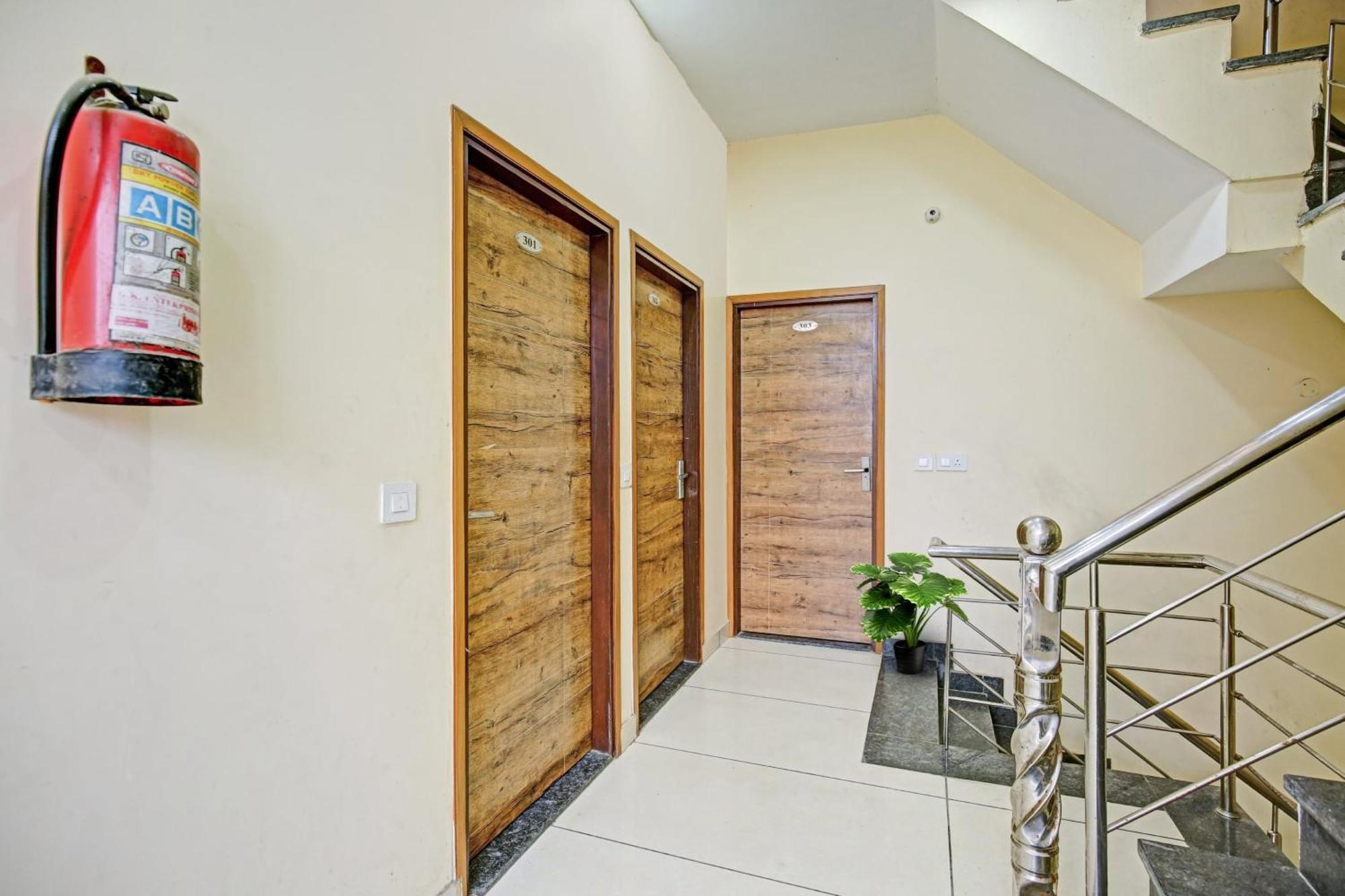 Collection O Rd Hotel Zirakpur Экстерьер фото